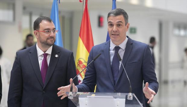 El presidente del Principado de Asturias, Adrián Barbón y el presidente del Gobierno, Pedro Sánchez