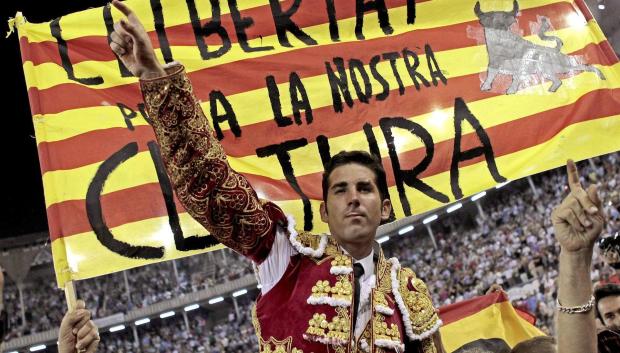 Serafín Marín, a hombros tras la última corrida que acogió La Monumental