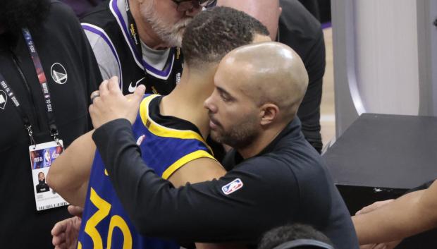 Jordi Fernández se abraza con Stephen Curry en un partido de la NBA