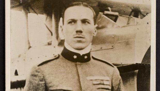 El comandante Francesco Baracca posa delante de su SPAD S.VII