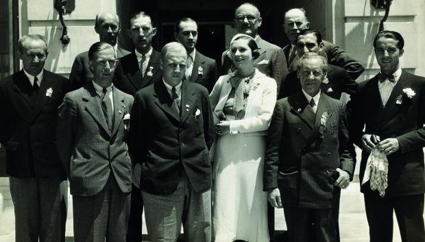 La periodista Muriel Babcock en los Juegos de 1932, rodeada de sus compañeros