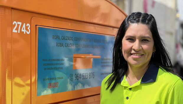 Karla González es conductora especialista en la recogida de ropa
