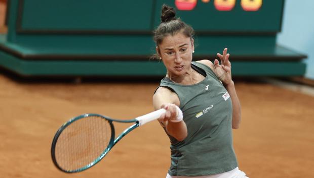 Sara Sorribes golpea de derecha en su partido ante Victoria Azarenka