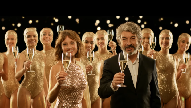Michelle Jenner y Ricardo Darín en el anuncio 'El arte de brindar', de Freixenet.