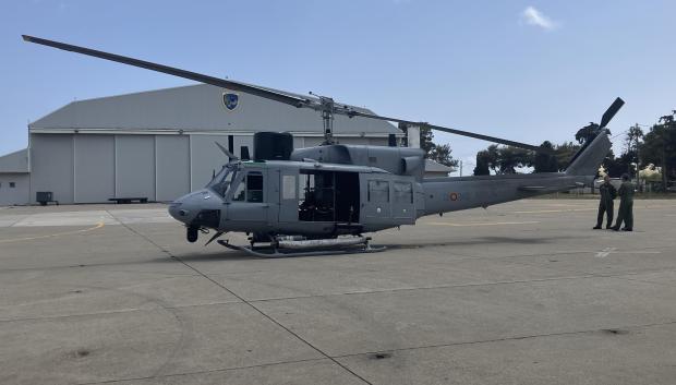 Un helicóptero AB 212 español se dispone a despegar desde la base militar de Souda (Creta)
