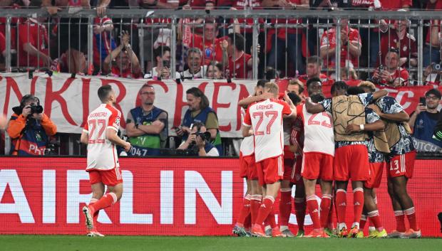 Los jugadores del Bayern celebran el gol durante el partido de ida de la semifinal de la Liga de Campeones