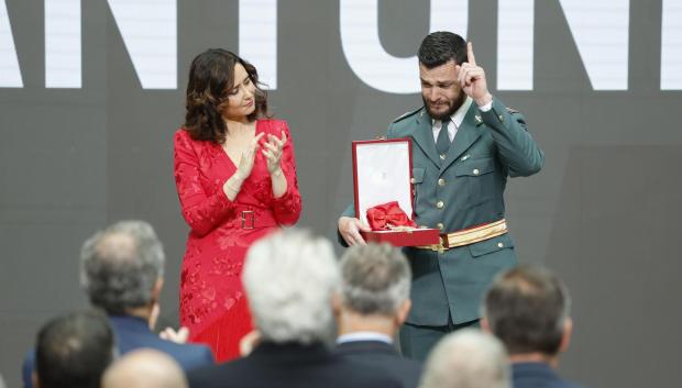 La presidenta de la comunidad de Madrid, Isabel Díaz Ayuso , entrega el reconocimiento a título póstumo al agente de la Guardia Civil, José Antonio Rosa Alcocer, fallecido el 26 de abril en acto de servicio
