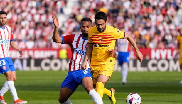 Gündogan disputa un balón con Yangel Herrera