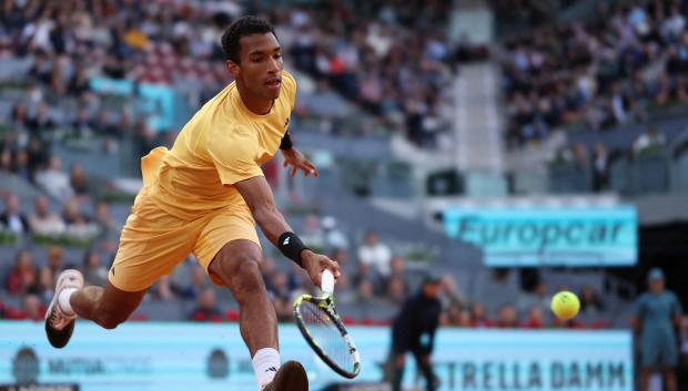 Felix Auger-Aliassime devuelve una bola ante Jiri Lehecka en las semifinales