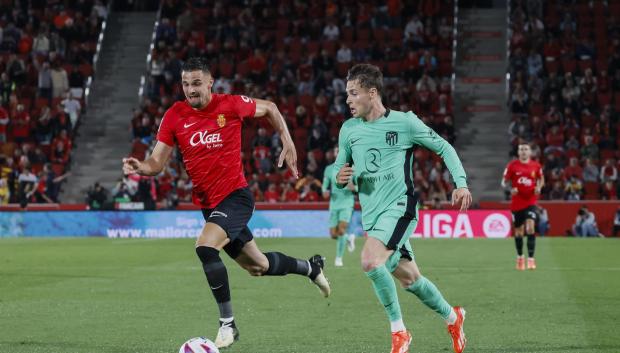 Rodrigo Riquelme persigue un balón en el partido frente al Mallorca