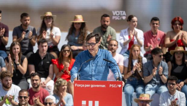 El líder del PSC y candidato a las elecciones catalanas, Salvador Illa, interviene durante un mitin del PSC