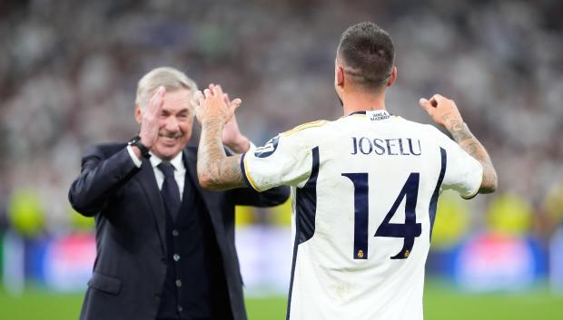 Joselu celebra con Carlo Ancelotti la clasificación del Real Madrid para la final de la Champions