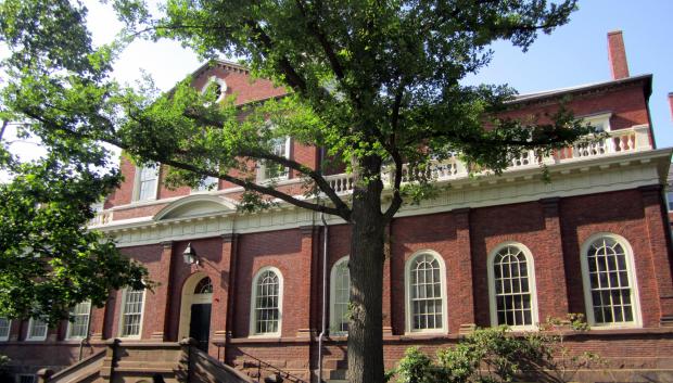 Harvard Hall, uno de los edificios más icónicos de la Universidad de Harvard
