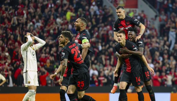 Los jugadores del Leverkusen celebran el pase a la final de la Europa League