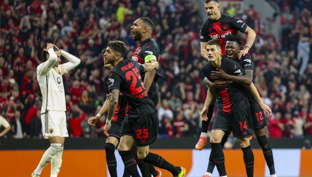 Los jugadores del Leverkusen celebran el pase a la final de la Europa League