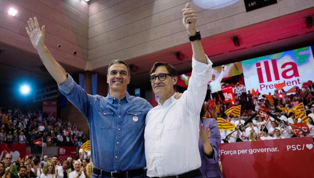 El presidente del Gobierno, Pedro Sánchez, y el candidato del PSC, Salvador Illa, ayer en Barcelona.