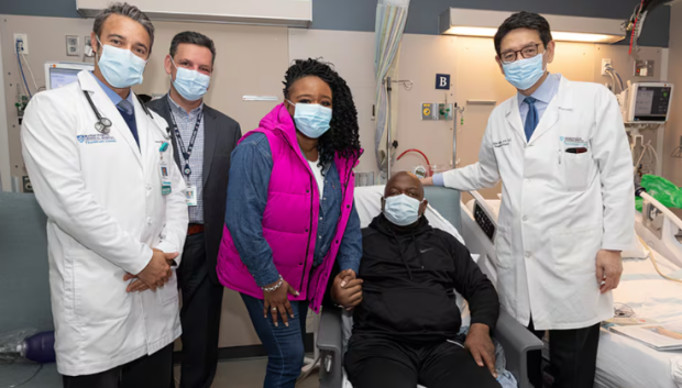 Richard Slayman, sentado, con el equipo del Hospital General de Massachusetts