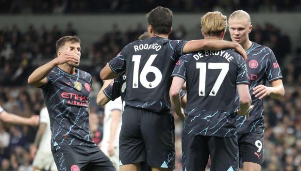 Los jugadores del City celebran el primer gol de Haaland