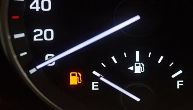 Conviene evitar que un coche circule con la reserva de combustible