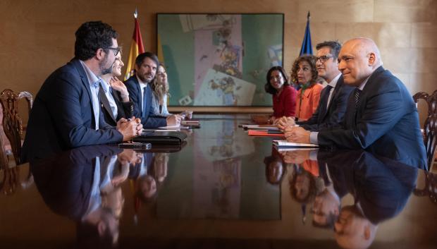 El secretario de Estado de Trabajo, Joaquín Pérez Rey (i), el ministro de Cultura, Ernest Urtasun (3i), la secretaria de Organización de Sumar, Lara Hernández (4i), la portavoz del PSOE, Esther Peña (4d), la vicesecretaria general del PSOE y ministra de Hacienda, María Jesús Montero (3d), y el ministro de la Presidencia, Justicia y Relaciones con las Cortes, Félix Bolaños (2d), durante la primera reunión de la comisión de seguimiento del pacto de coalición entre PSOE y Sumar, en el Congreso de los Diputados, a 16 de mayo de 2024, en Madrid (España). PSOE y Sumar se reúnen hoy por primera vez en la comisión de seguimiento de la coalición después de meses de tensiones entre los socios. La reunión llega tres meses después de que Yolanda Díaz la reclamase formalmente, sin que su petición haya sido atendida hasta el momento.
16 MAYO 2024;PSOE;SUMAR;ACUERDO;COALICIÓN;SEGUIMIENTO
Eduardo Parra / Europa Press
16/5/2024