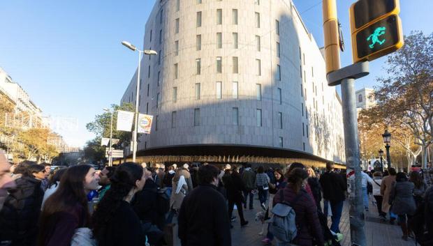 Semáforo de Mortadelo, frente al Corte Inglés de plaza Cataluña.