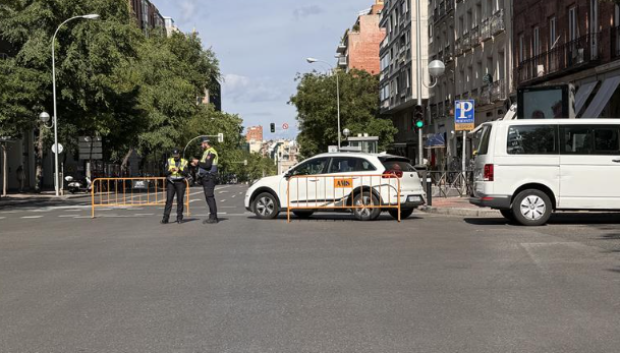 Imagen de una calle madrileña cortada, este domingo 19 de mayo