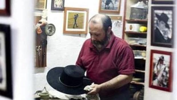 Mario Roldán, artesano de Sombreria Rusi