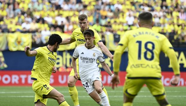 Arda Güler intenta regatear a la defensa del Villarreal