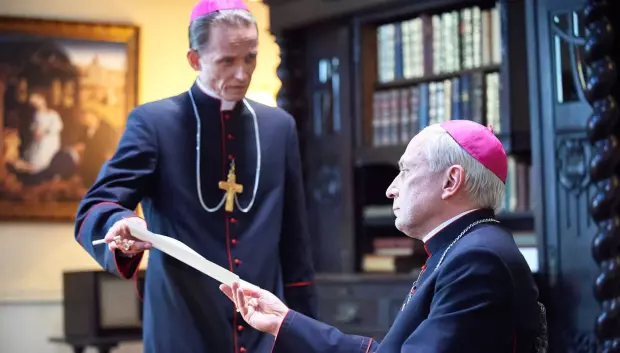 El Primado de Polonia, sentado, con