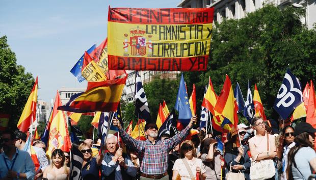 Varios manifestantes en Alcalá en la protesta convocada por el PP contra la amnistía de Sánchez