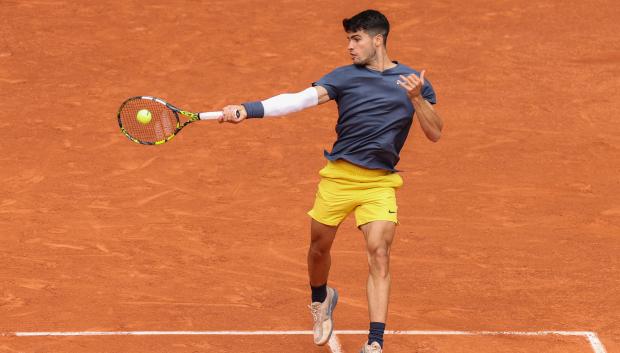 Carlos Alcaraz devuelve de derecha un envío de Wolf