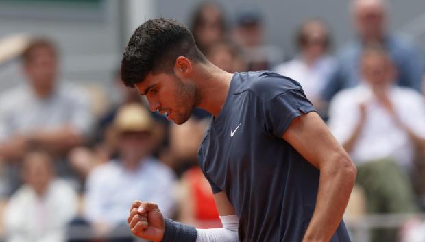 Carlos Alcaraz saca el puño para celebrar un punto
