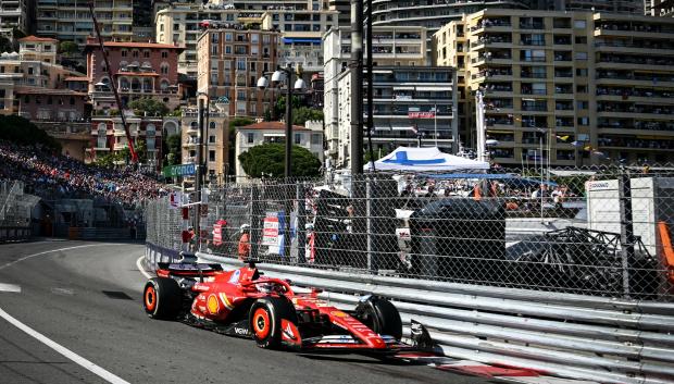 Charles Leclerc pilota por las calles de Mónaco