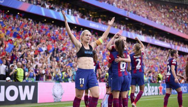 La capitana del Barça, Alexia Putellas, celebra la tercera Champions de su equipo