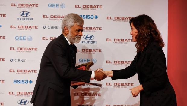 Isabel Díaz Ayuso entrega el premio a Tunku