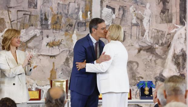 El presidente del Gobierno, Pedro Sánchez (c), saluda a Eva Latorre, mujer de Antonio Díaz Miguel
