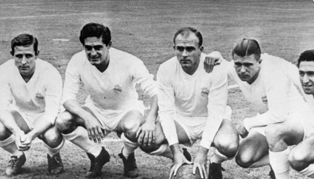 Los jugadores del Real Madrid Raymond Kopa, Héctor Ríal, Alfredo di Stéfano, Ferenc Puskás y Francisco Gento