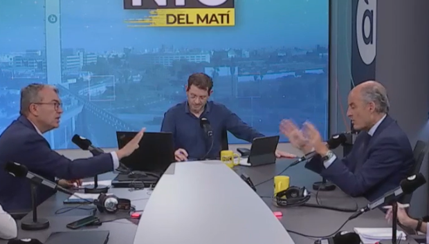 Francisco Camps y el director de la Cadena Ser en la Comunidad Valenciana, durante su discusión