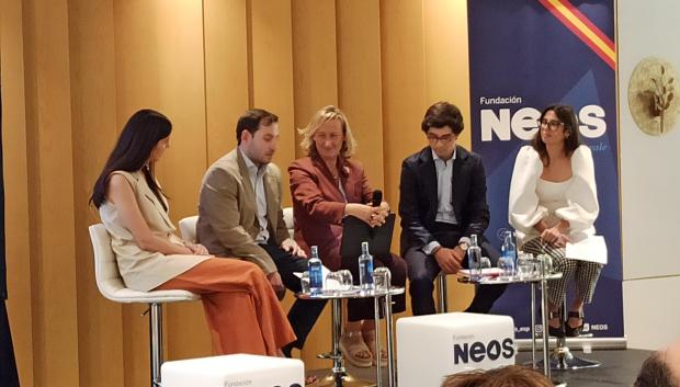 De izquierda a derecha: Paula Baena, David Caballero, la periodista Isabel Durán, Jorge Múgica y Almudena Chiesa Jiménez Becerril