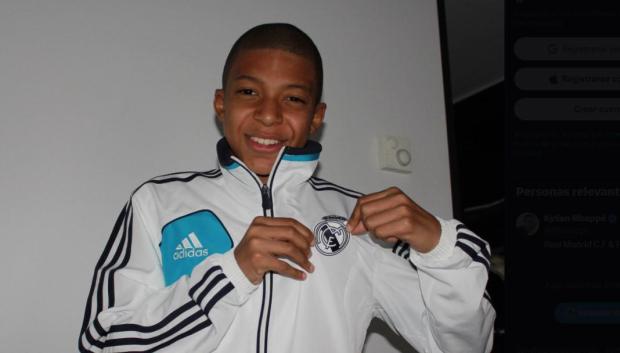 Kylian Mbappé posa con una sudadera del Real Madrid