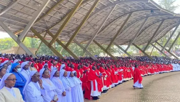Sacerdotes y religiosas en la explanada de la basílica de los Mártires de Uganda en Namugongo