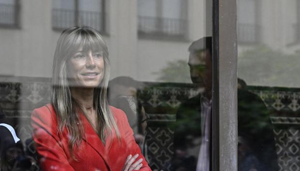 Begoña Gómez y Pedro Sánchez (al fondo) en una imagen de mayo de 2023