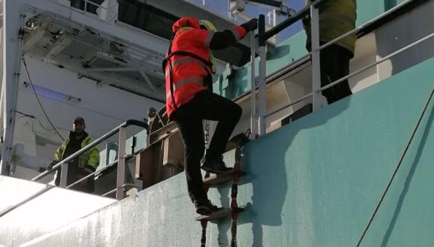 Walter del Río sube una escalera para acceder a un barco