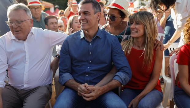 Pedro Sánchez y su mujer, en el mitin de Benalmádena