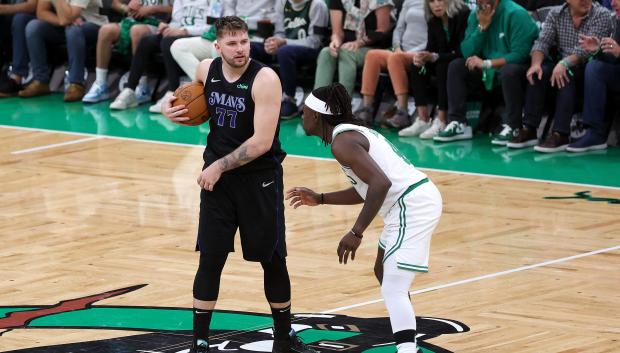 Doncic estuvo bien defendido por Jrue Holiday