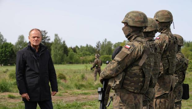 El primer ministro polaco, Donald Tusk, visita la frontera con Bielorrusia