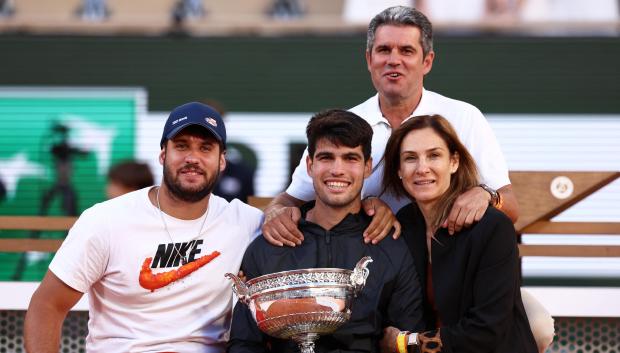 Carlos Alcaraz celebra el título de Roland Garros con sus padres Virginia y Carlos y con su hermano Álvaro