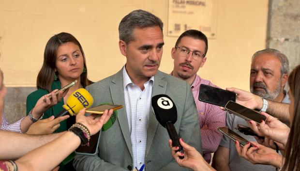 Imagen de Antonio Ortolá, portavoz de Vox en Castellón, compareciendo ante los medios por el caso de la Cruz del Ribalta