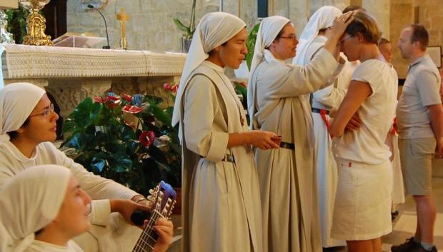 Todas las tardes, en la misa del peregrino, las hermanas oran por cada uno de ellos