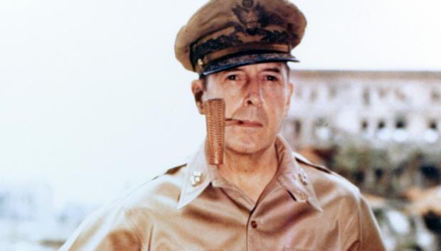 El General del Ejército Douglas MacArthur fumando su pipa de mazorca, probablemente en Manila, islas Filipinas, 2 de agosto de 1945